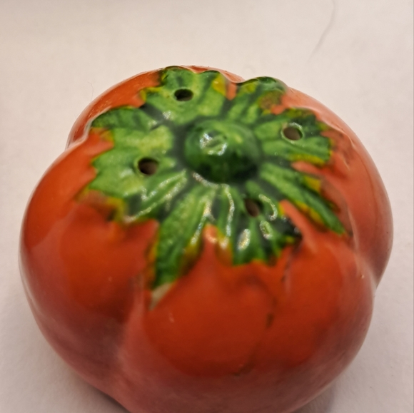 Cute Vintage 1950’s Tomato Salt and Pepper Shakers. - Picture 5 of 6
